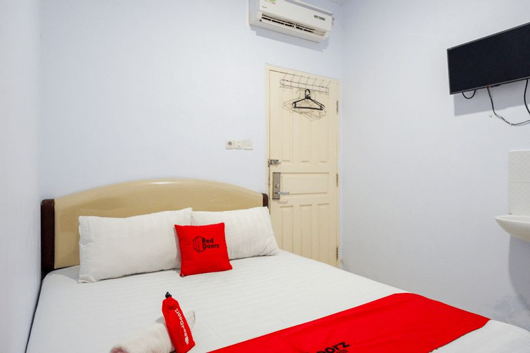 Bedroom 5, RedDoorz @ Hotel Bravo Pantai Kamali Bau Bau, Bau-Bau