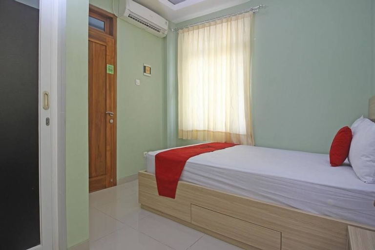 Bedroom 5, RedDoorz near Solo Balapan Station, Solo
