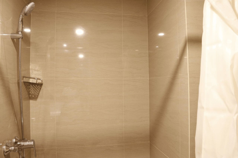 Bathroom 5, Stylish and Spacious Studio Galeri Ciumbuleuit 3 Apartment By Travelio, Bandung