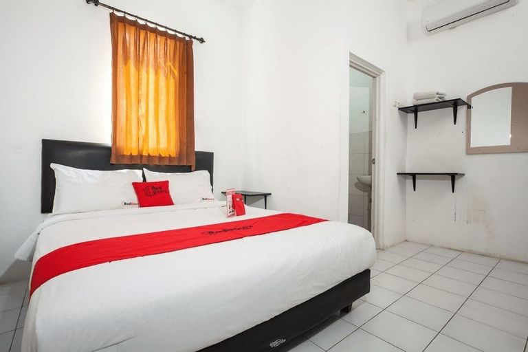 Bedroom 1, RedDoorz Plus near Galaxy Mall, Surabaya