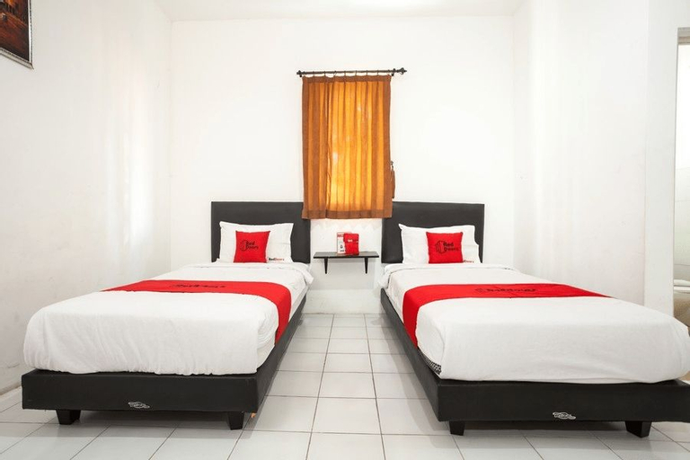 Bedroom 5, RedDoorz Plus near Galaxy Mall, Surabaya