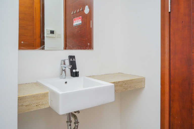 Bathroom 4, Modern and Comfy Studio Apartment The Accent Bintaro By Travelio, Tangerang Selatan