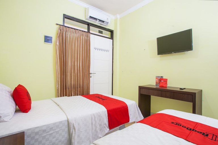 Bedroom 5, RedDoorz near Petra University 2, Surabaya