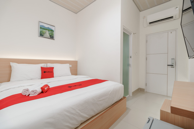 Bedroom 2, RedDoorz near Pantai Karang Hawu, Sukabumi