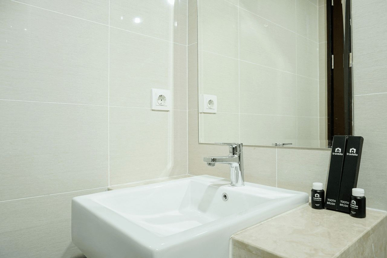 Bathroom 4, Deluxe Puri Mansion 1BR Apartment with Sofa Bed By Travelio, West Jakarta