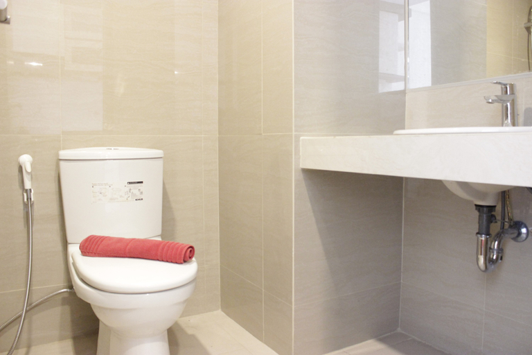 Bathroom 5, Spacious Studio Room at Galeri Ciumbuleuit 3 Apartment By Travelio, Bandung