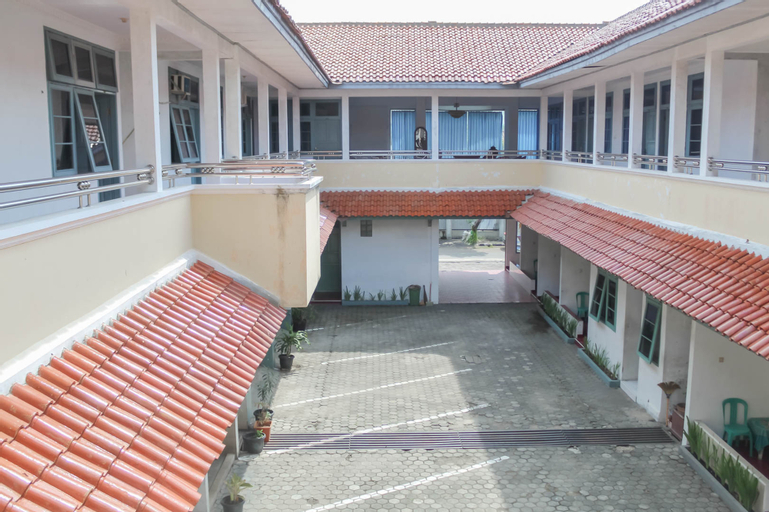 Exterior & Views 2, Hotel Rajawali Mitra RedDoorz, Cirebon