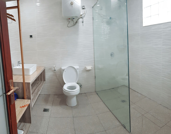 Bathroom 5, Sanur Agung Suite, Denpasar