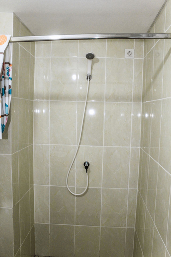 Bathroom 5, Minimalist Studio Apartment with City View at M-Town Residence By Travelio, Tangerang
