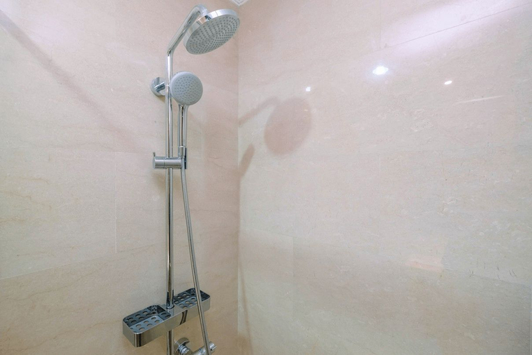 Bathroom 5, Warm and Cozy Studio at Menteng Park Apartment By Travelio, Central Jakarta