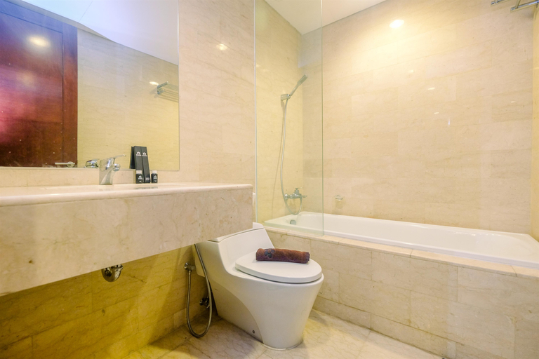 Bathroom 3, Great Choice and Spacious 3BR at The Empyreal Apartment By Travelio, South Jakarta