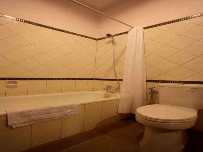 Bathroom 4, Kyriad Sadurengas Hotel, Paser