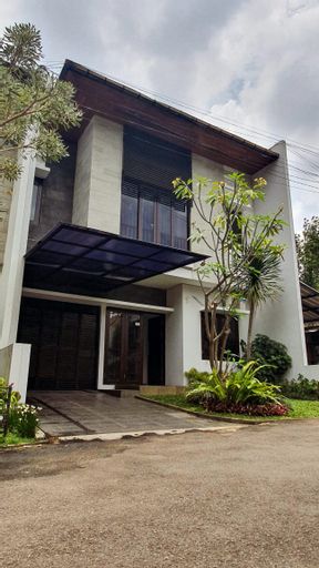 Cottonwood Villa Sutami with Pool Netflix BBQ, Bandung
