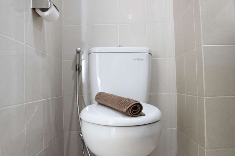 Bathroom 5, Relaxing Studio Apartment at Parahyangan Residence with Mountain View By Travelio, Bandung