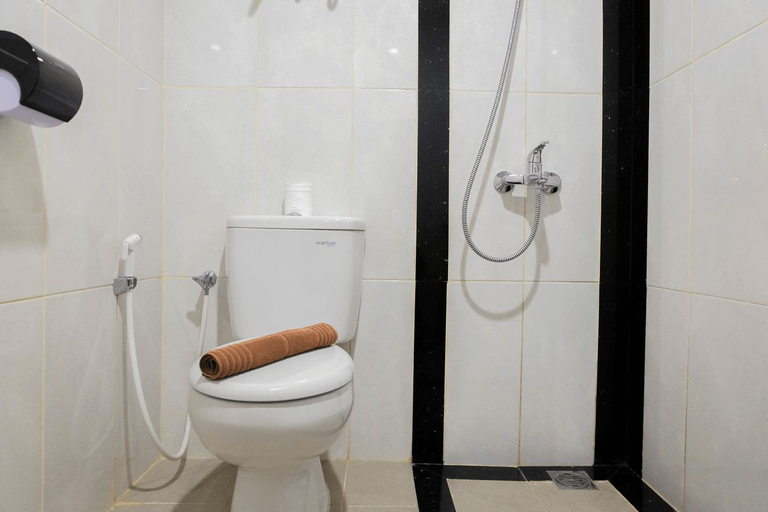 Bathroom 5, Premium 2BR Apartment @ Grand Kamala Lagoon By Travelio, Bekasi