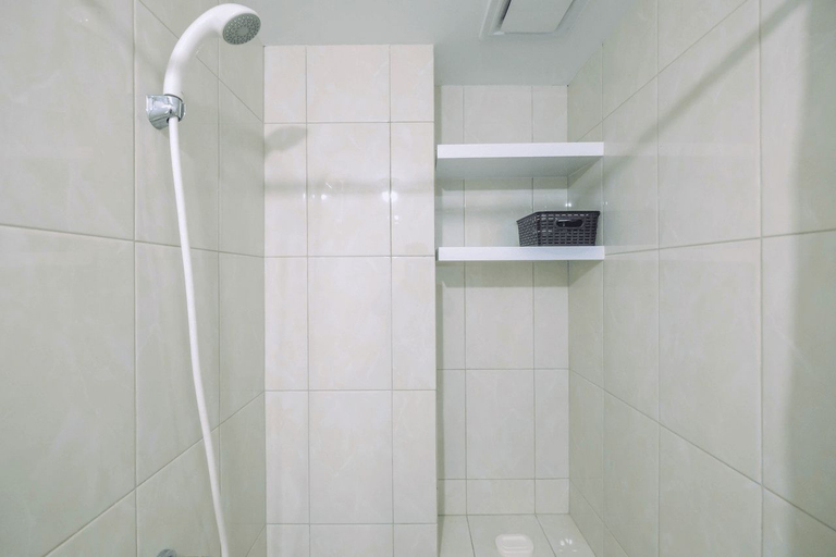 Bathroom 5, Spacious and Modern 2BR Springlake Summarecon Bekasi Apartment By Travelio, Bekasi