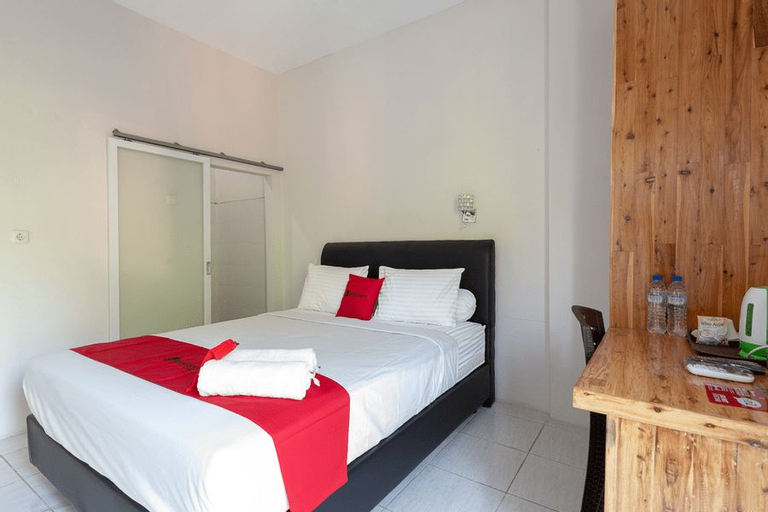 Bedroom 4, RedDoorz Plus Syariah @ Raya Nginden 2, Surabaya