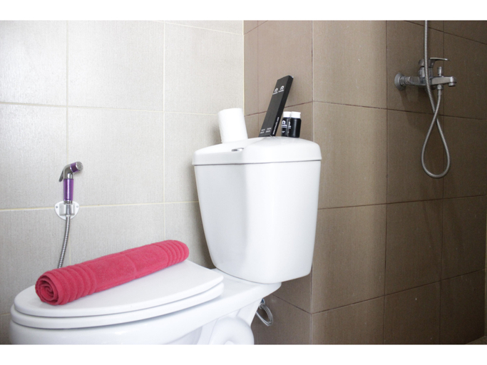 Bathroom, Homey 2BR Apartment at The Jarrdin Cihampelas By Travelio, Bandung