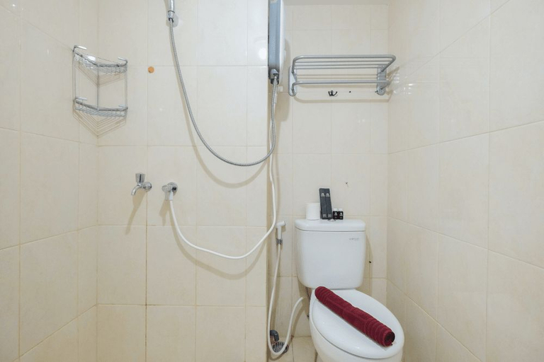 Bathroom 4, Comfy Studio Springlake Summarecon Apartment By Travelio, Bekasi