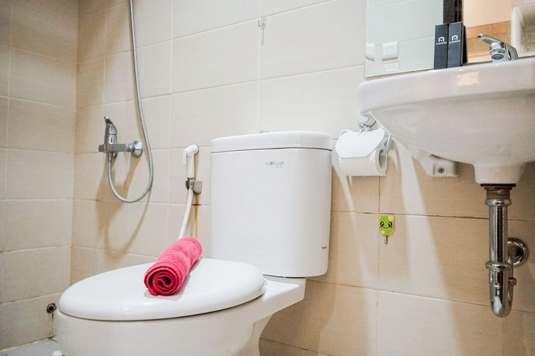 Bathroom 5, Stylish and Comfy Studio Saveria Apartment By Travelio, Tangerang