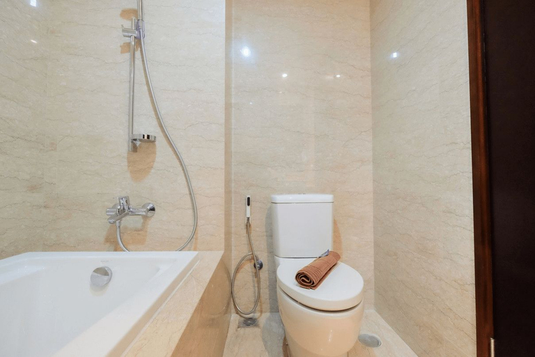 Bathroom 5, Comfortable and Modern 2BR Menteng Park Apartment By Travelio, Central Jakarta