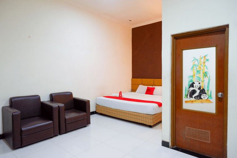 Bedroom 3, RedDoorz near Monumen Habibi Ainun, Parepare