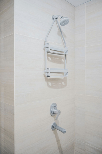 Bathroom 5, Comfortable 1BR Apartment at Silktown Alexandria By Travelio, Tangerang