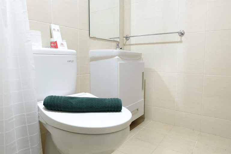 Bathroom 5, Comfy Studio Room The Oasis Apartment By Travelio, Cikarang