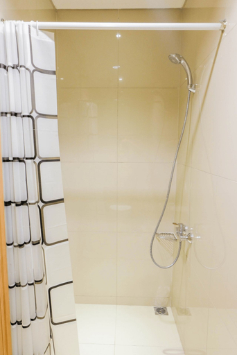 Bathroom 4, Elegant Studio Apartment at Tree Park City By Travelio, Tangerang