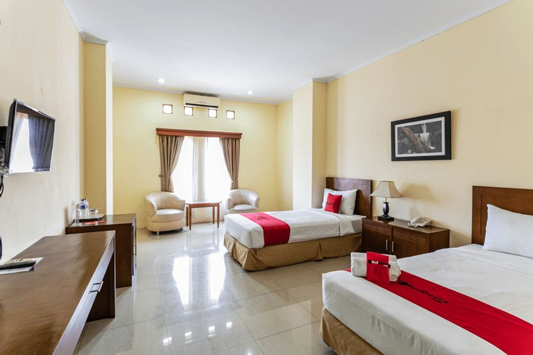 RedDoorz Plus near Alun Alun Karanganyar, Karanganyar