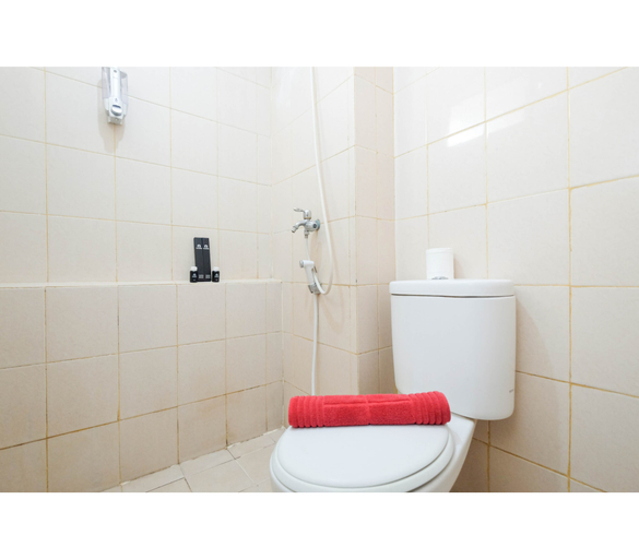 Bathroom 5, Comfortable and Clean Studio Green Palace Kalibata Apartment By Travelio, Jakarta Selatan