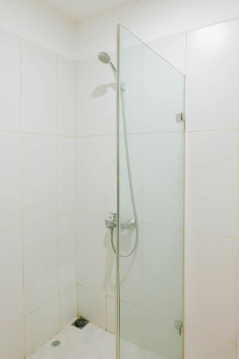 Bathroom 5, Best Price Studio Apartment at Tamansari Skylounge By Travelio, Tangerang