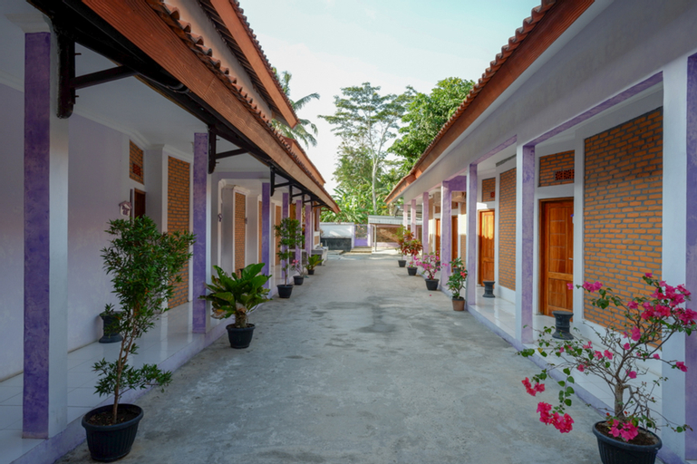 Exterior & Views 2, RedDoorz near Goa Jatijajar 2, Kebumen