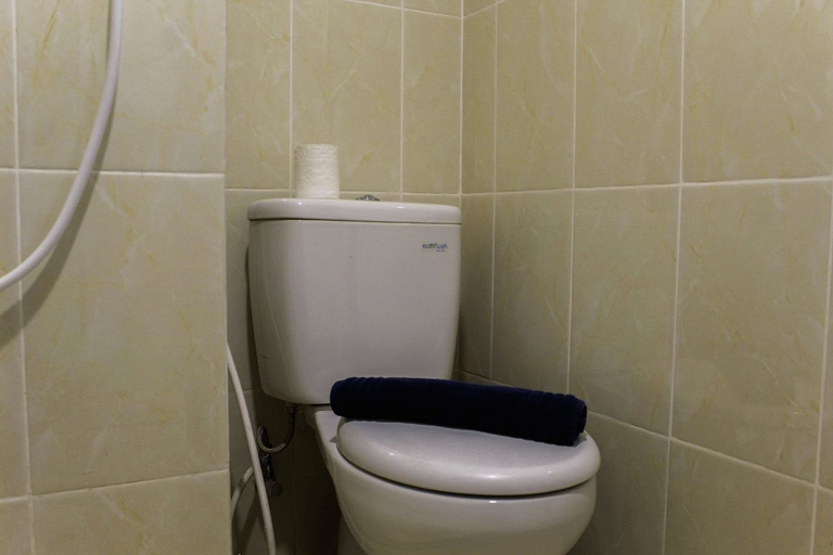 Bathroom 5, Warm and Cozy 3BR Apartment at M-Town Residence By Travelio, Tangerang