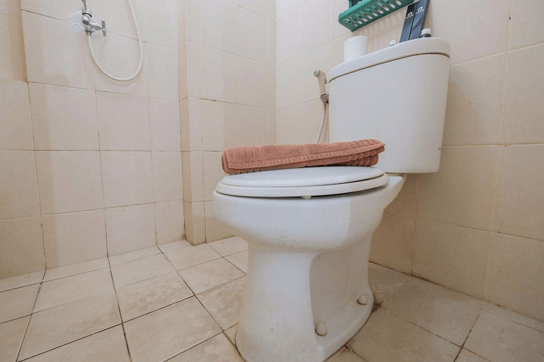 Bathroom 5, Simply Studio Apartment @ Green Palace Kalibata City By Travelio, Jakarta Selatan