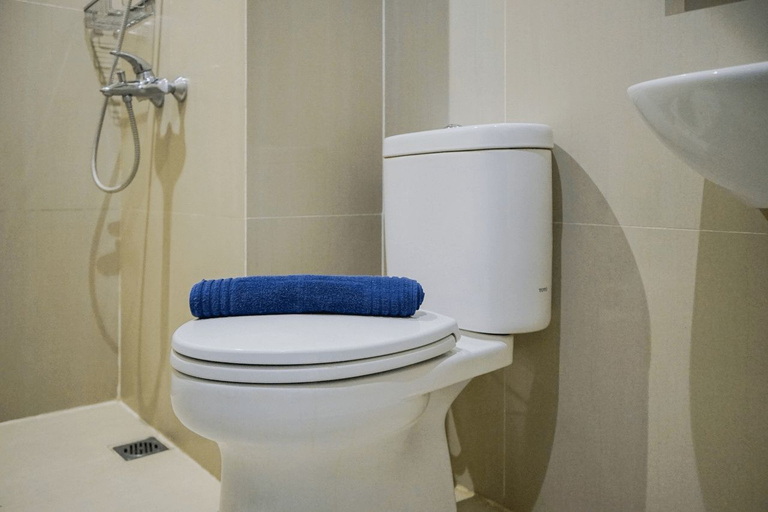 Bathroom 5, Minimalist Pool View Low Rise Studio @ Paramount Skyline Apartment By Travelio, Tangerang