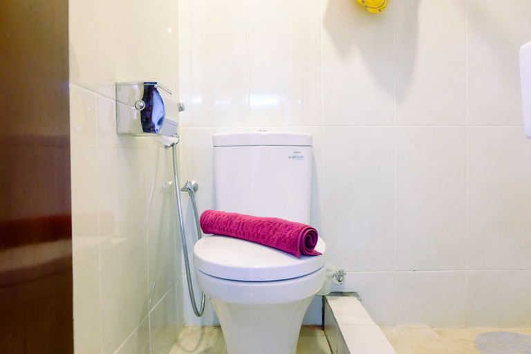 Bathroom 5, Exquisite Studio Room Capitol Park Residence By Travelio, Central Jakarta