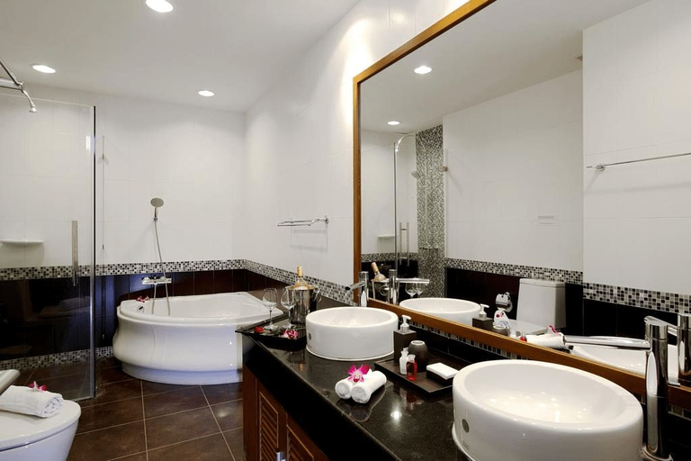 Bathroom 4, The Park Surin Serviced Apartments by RESAVA, Pulau Phuket