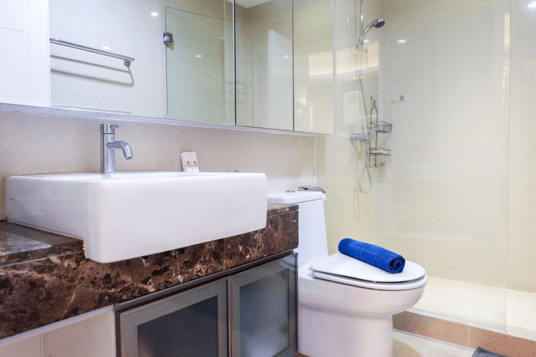 Bathroom 5, Furnished 1BR City View Casa Grande Apartment By Travelio, South Jakarta