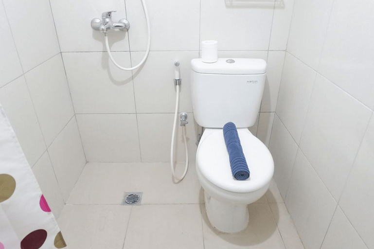 Bathroom 5, Clean Studio Apartment Connected to Mall at Orchard Supermall Mansion By Travelio, Surabaya