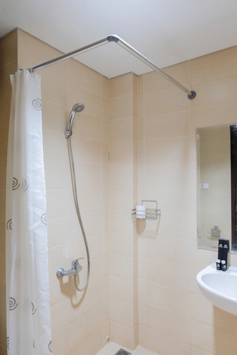 Bathroom 5, 1BR Cozy Stay at Saveria Apartment By Travelio, Tangerang