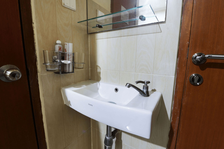 Bathroom 5, 58 Guesthouse Tangerang, South Tangerang