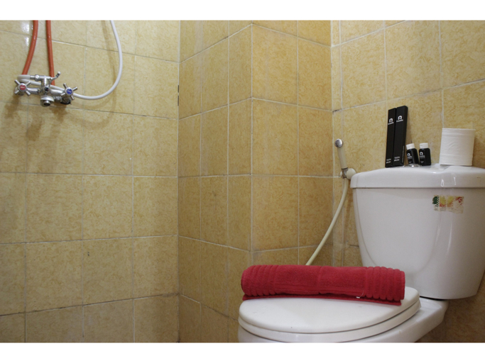Bathroom 5, Studio at Buah Batu Park Apartment near Exit Toll Buah Batu By Travelio, Bandung