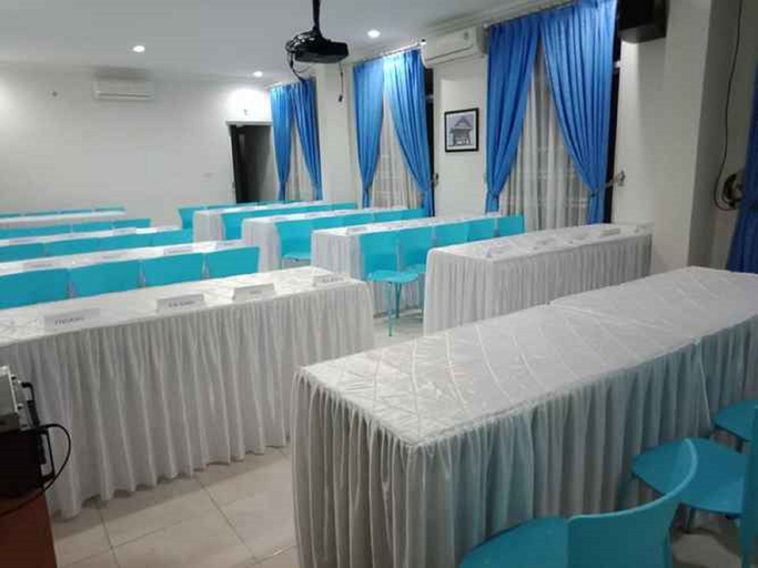 Business Facilities 4, Hotel Familie 2 Metro, Metro