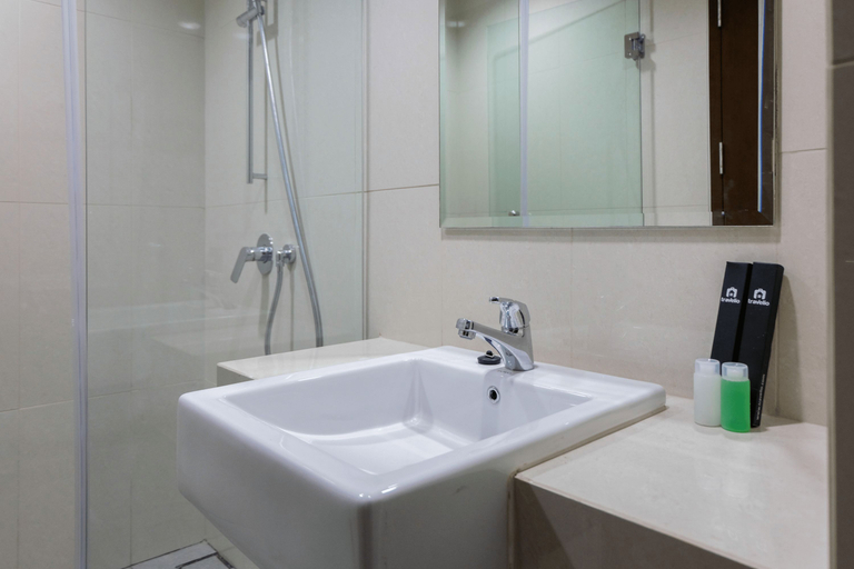 Bathroom 5, 3BR Apartment with Pool View at M-Town Residence By Travelio, Tangerang