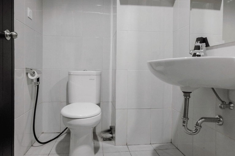 Bathroom 5, Homey and Comfy Studio Casa De Parco Apartment By Travelio, Tangerang