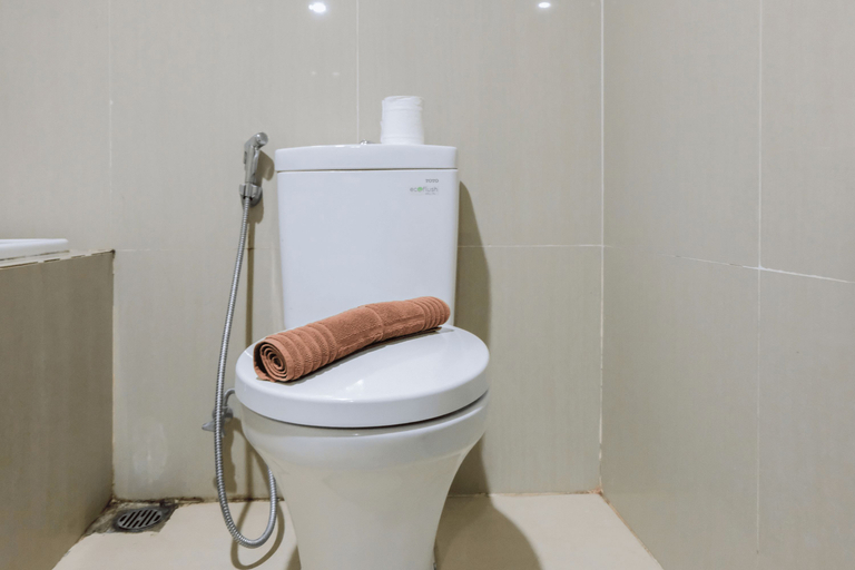 Bathroom 5, Simply Furnished 1BR @ Skyline Paramount Apartment By Travelio, Tangerang