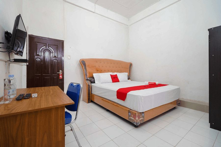 Bedroom 5, RedDoorz Syariah near Stasiun Kereta Api Kisaran, Asahan