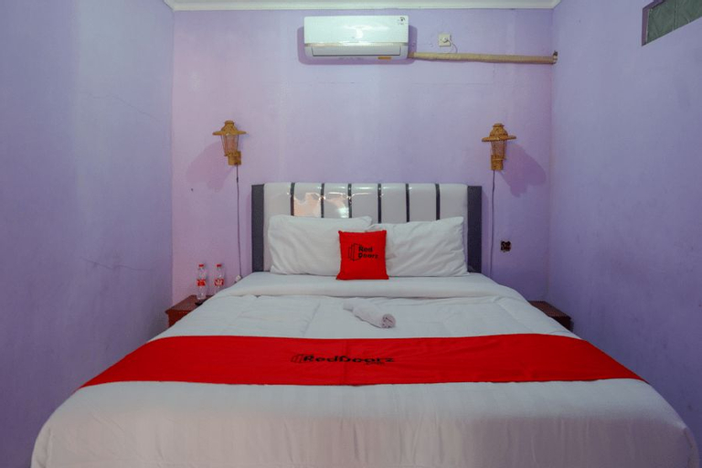 Bedroom 3, Formerly RedDoorz near Goa Jatijajar 2, Kebumen