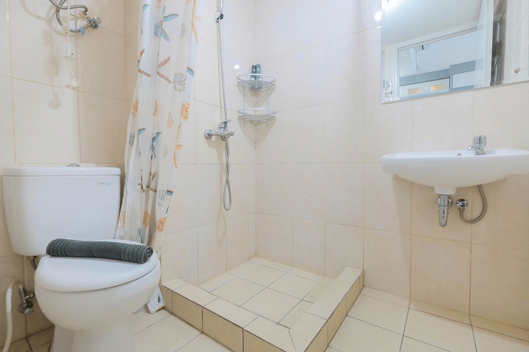Bathroom, Elegant Studio Room at Springlake Summarecon Apartment By Travelio, Bekasi